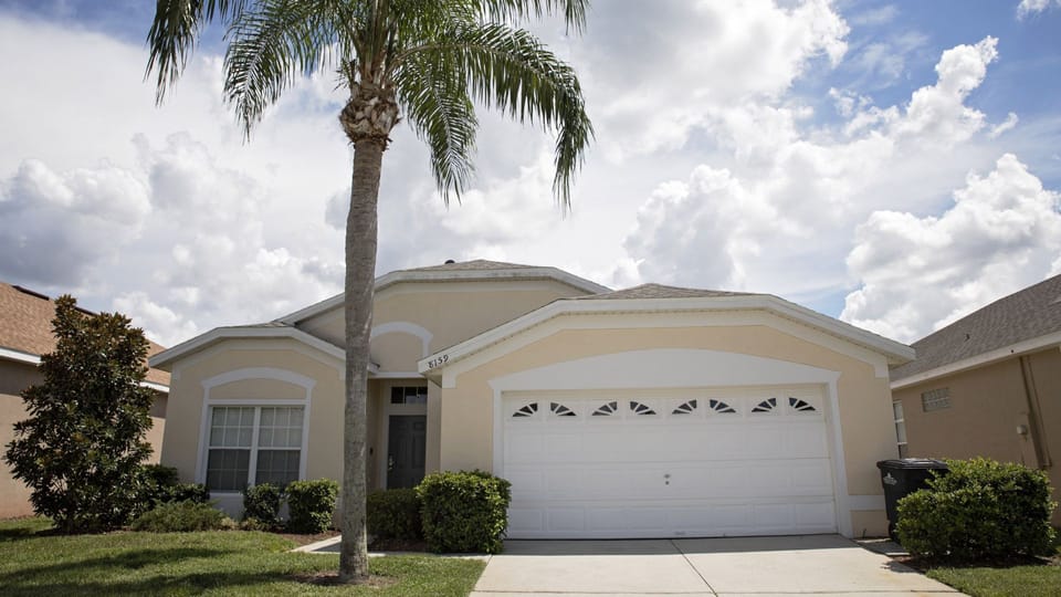 Beautiful 4 bed 2 bath villa located in Windsor Palms Resort