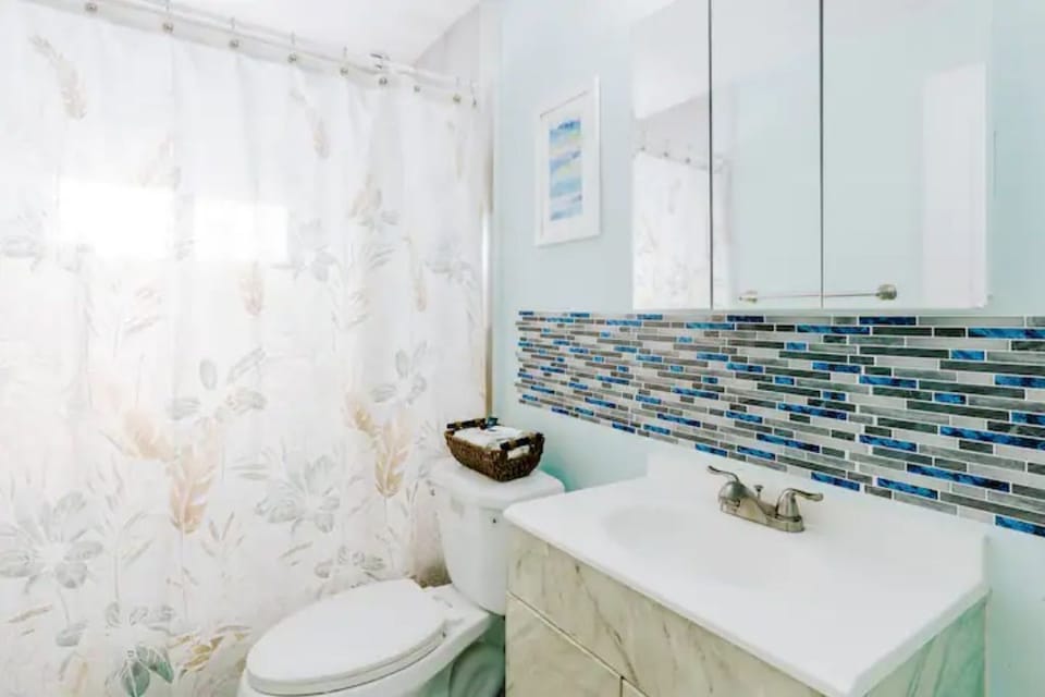 Second bathroom with amenities for ours guests