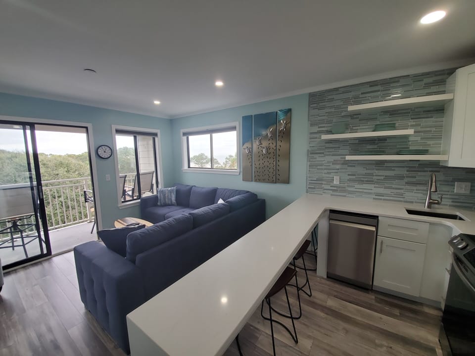 Eat in kitchen bar seats 4