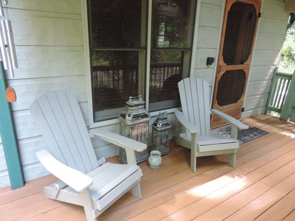 Covered porch! Great place to sit and relax!