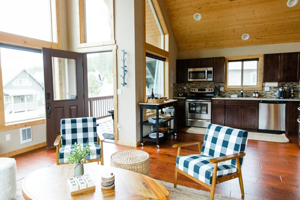 Open floorplan with vaulted ceilings.