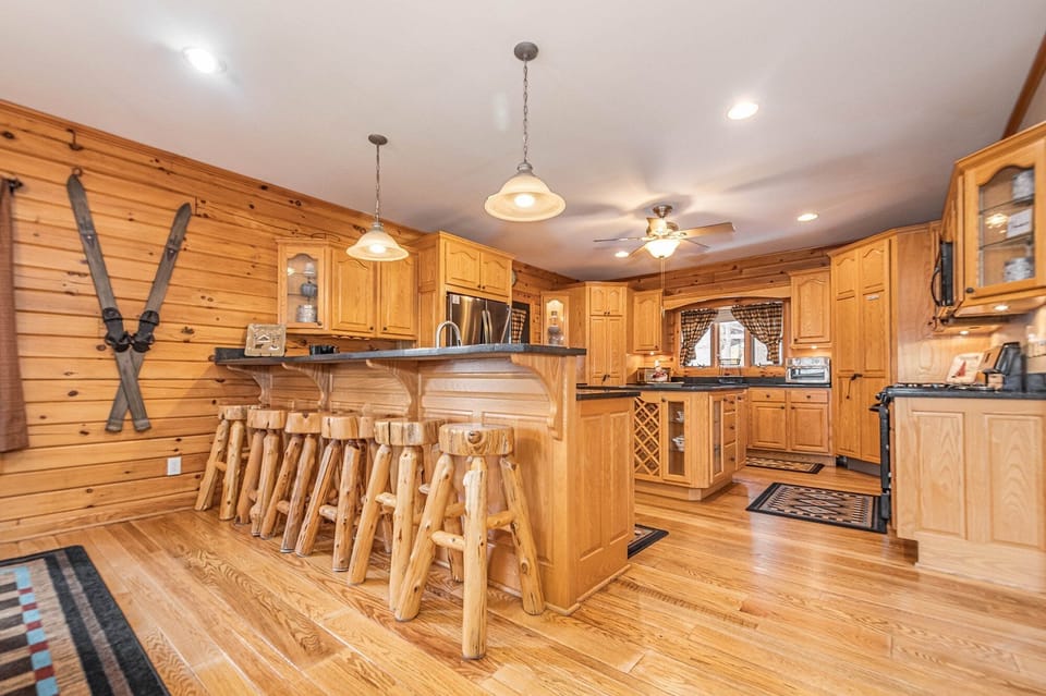 Kitchen Breakfast Bar, Seating for 6