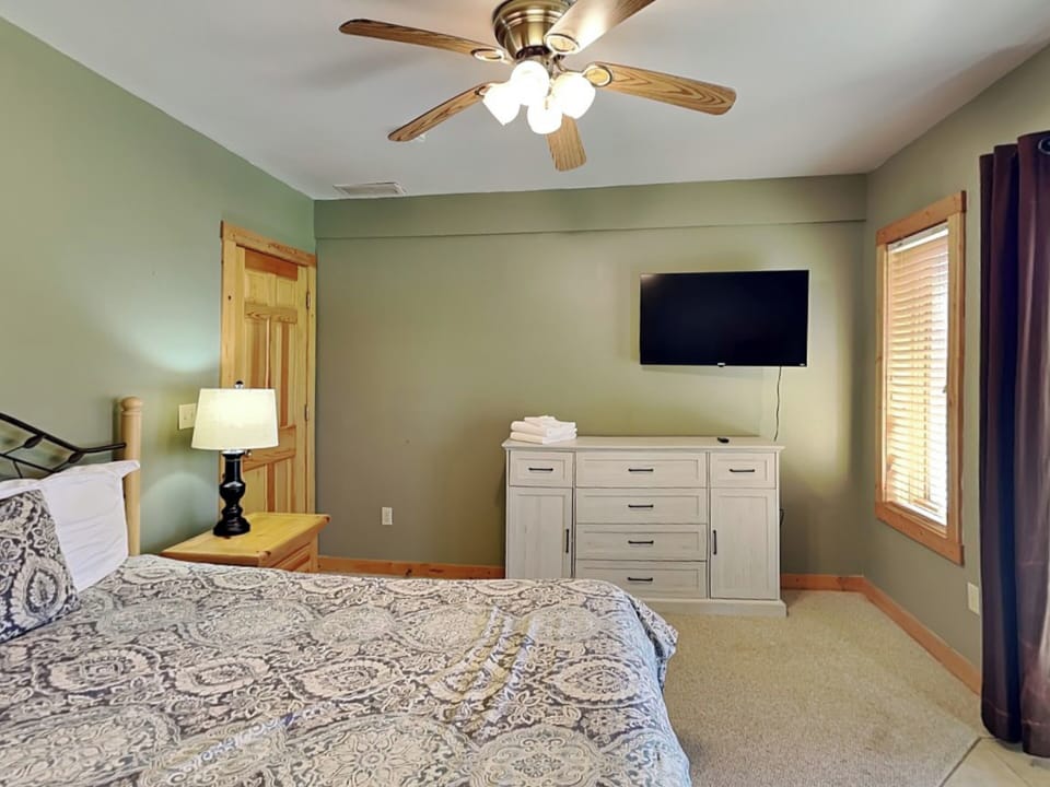 Lower Level Bedroom 1 - Queen Bed