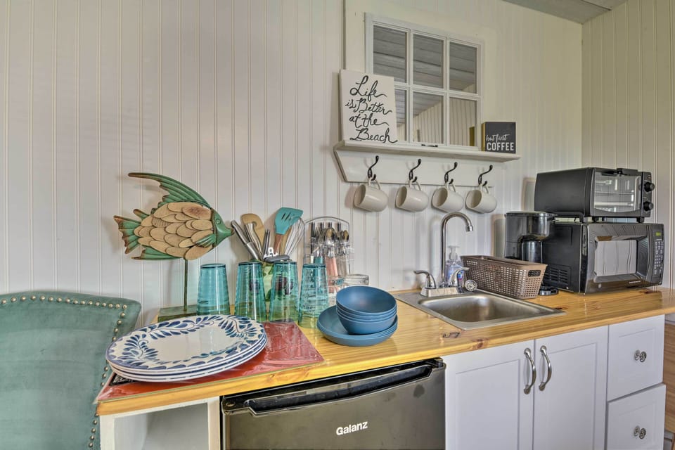 Kitchenette | Coffee Maker | Toaster Oven | Single Burner