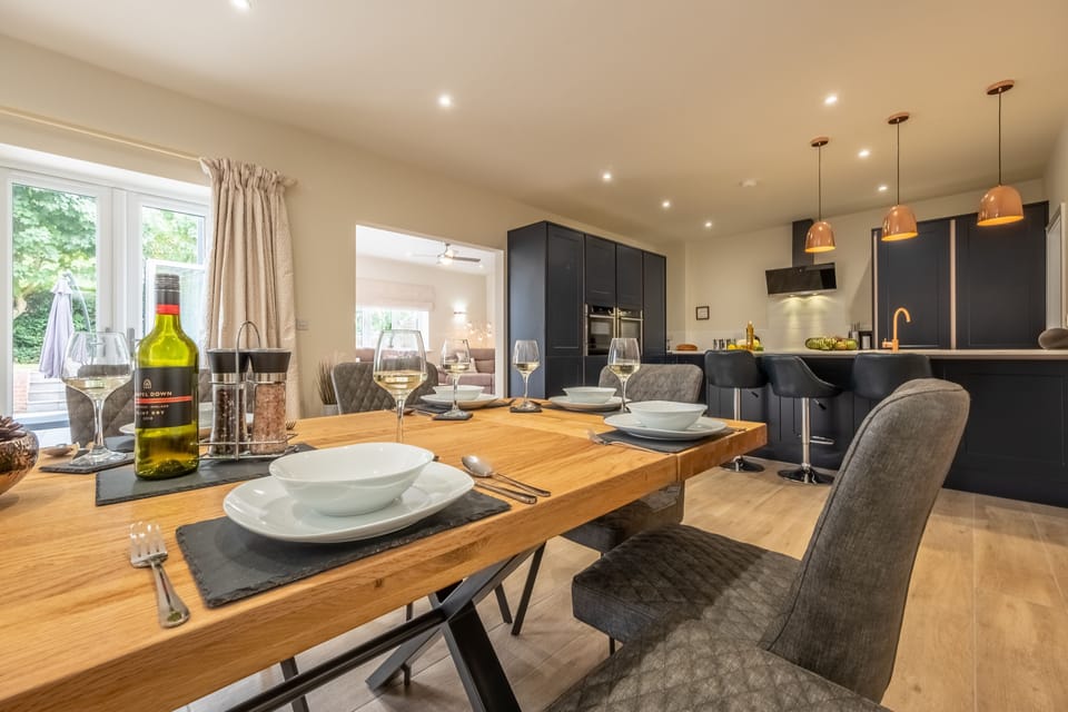 Ground floor: Looking back towards the kitchen