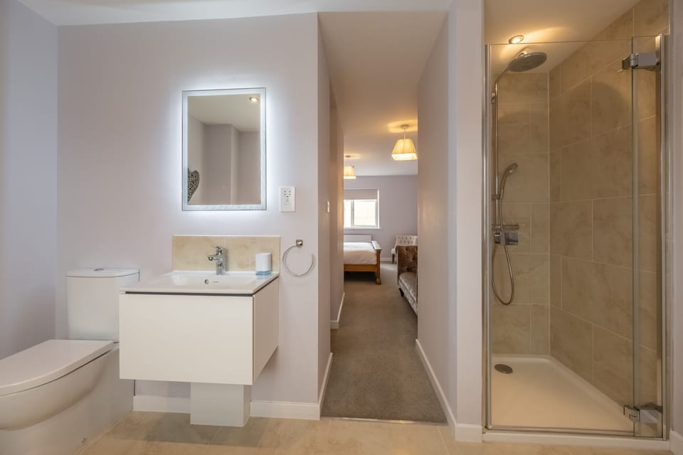 First floor: Bedroom two en-suite