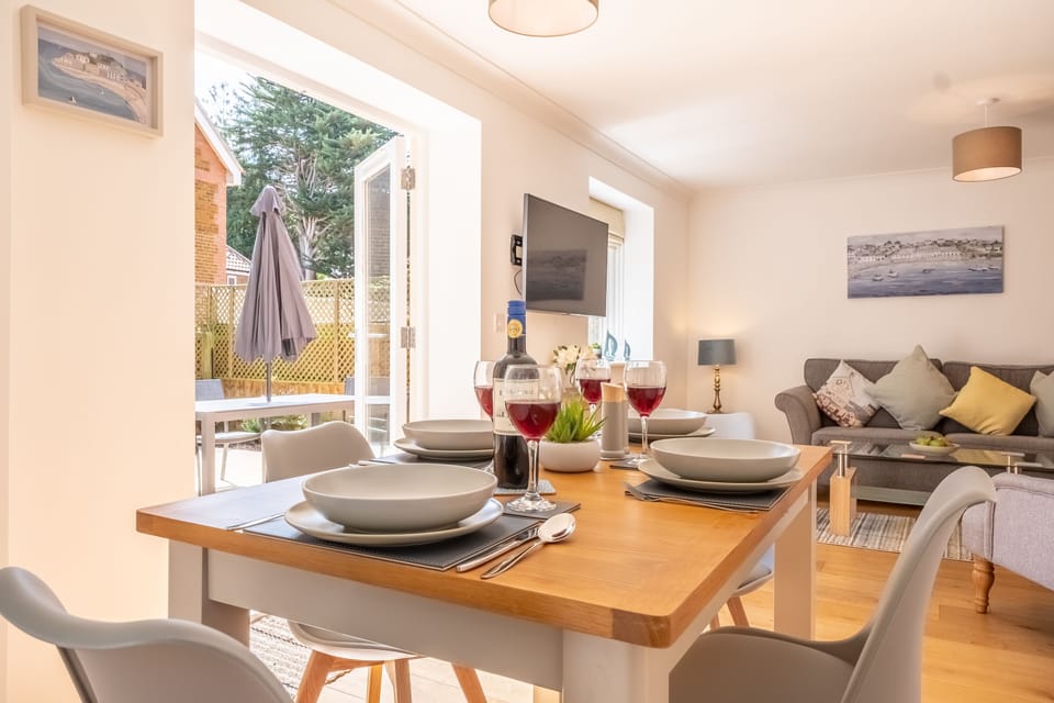 Ground floor: Dining area set in bay window