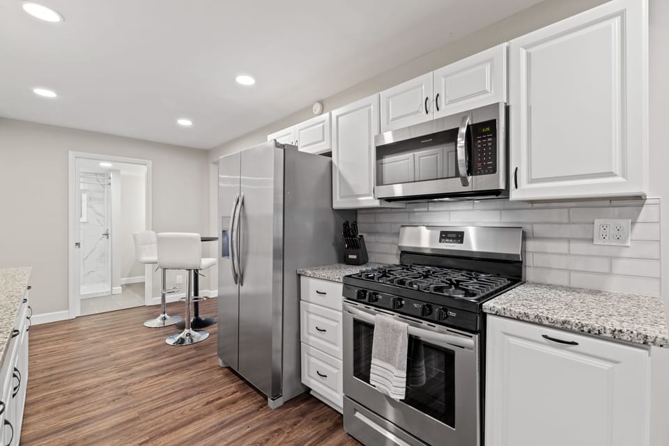OVERSIZED KITCHEN W/ BISTRO TABLE AND CHAIRS