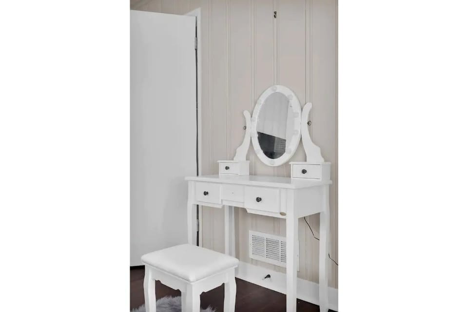 Master bedroom 
- Queen Bed
- 50" Smart HDTV
- Vanity with lighted mirror 