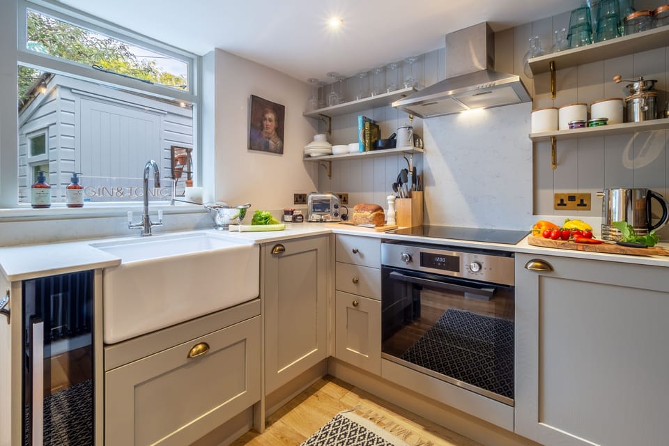Tipple Cottage, Peasenhall: Morning coffee tastes better in a country kitchen