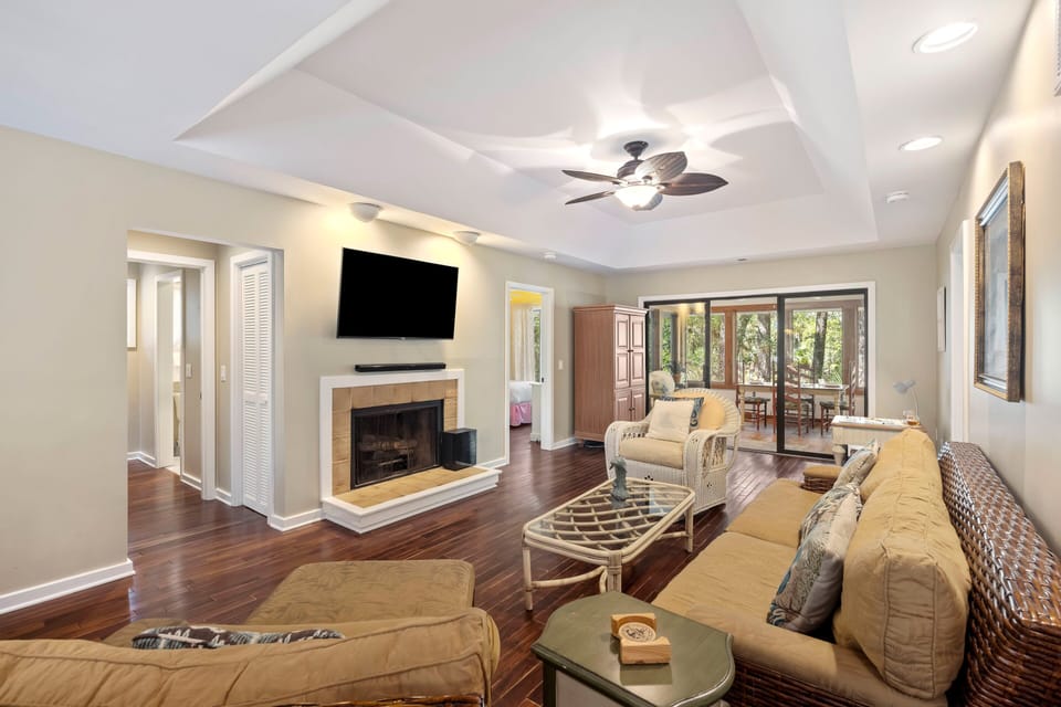 Spacious Inlet Cove Cottage