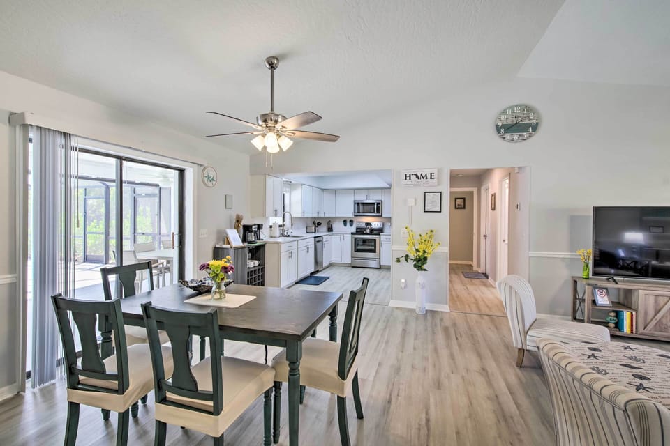 Dining Area | Dishware/Flatware Provided | Beach Towels