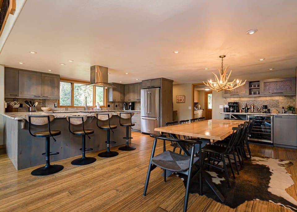 Dining for up to 16 at Dining Table and Eat-In Island