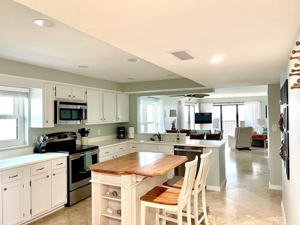 Bright spacious kitchen