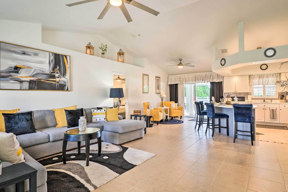 Living Room | Smart TV w/ Cable | Free WiFi | Central A/C & Heating
