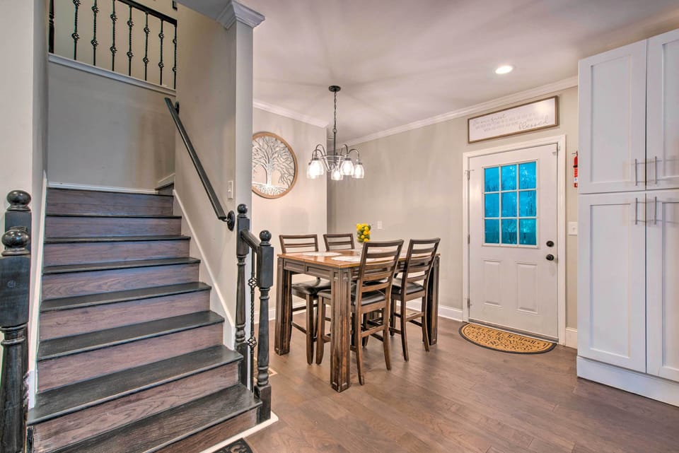 Dining Area | Dishware & Flatware Provided