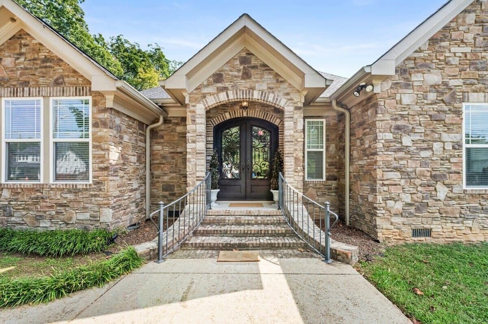 Entryway 
• Perfect for romantic getaways, family vacations & group retreats 
