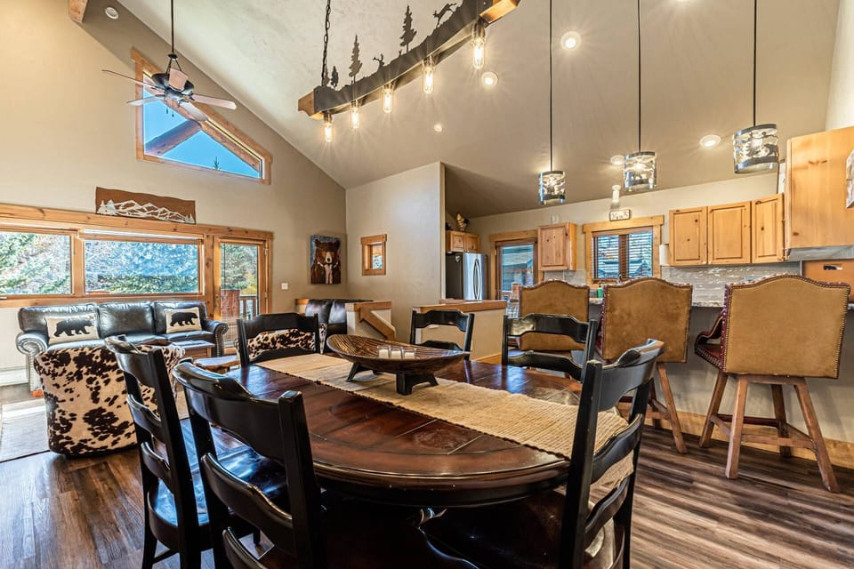 Open floor plan to enjoy time with your company and entertain