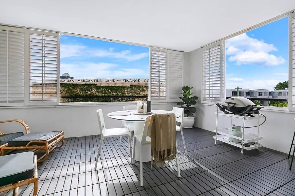 Outdoor balcony and BBQ area. Great for a sundowner. 