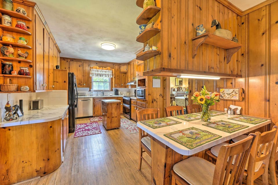 Kitchen | Ice Maker | Crockpot | Cooking Utensils | Pots & Pans | Spices