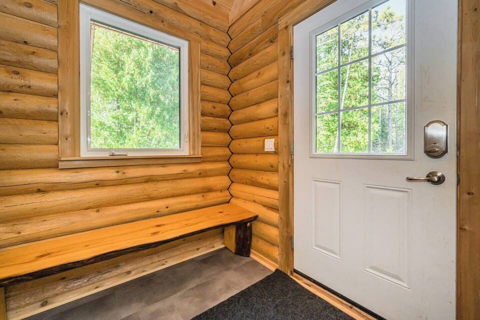 The main entrance with security cameras and smart lock. The practical mudroom with a sturdy bench offers a space to prepare for a day’s adventure or to unwind after exploring the park.