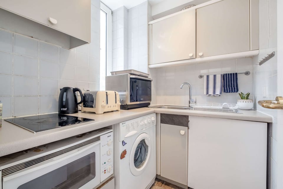 Kitchenette, with hob, microwave, oven, fridge, crockery/utensils & wash/dryer.
