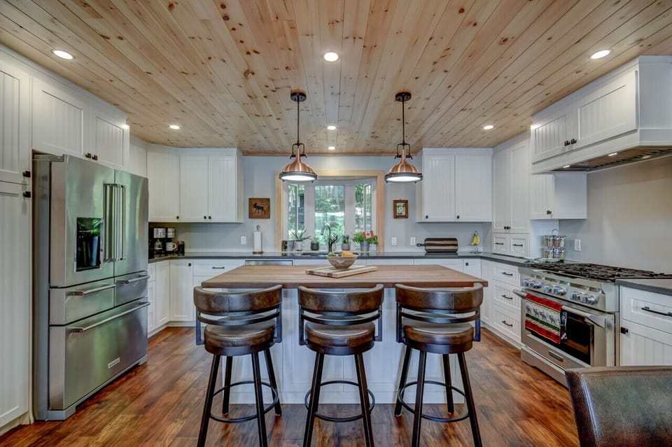 Kitchen w/ Breakfast Bar