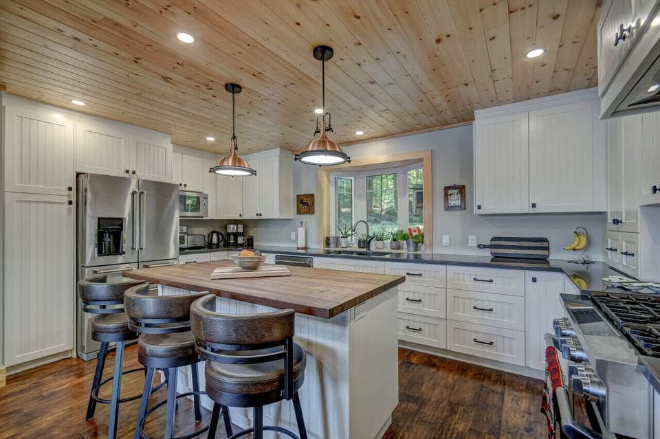 Kitchen w/ Breakfast Bar