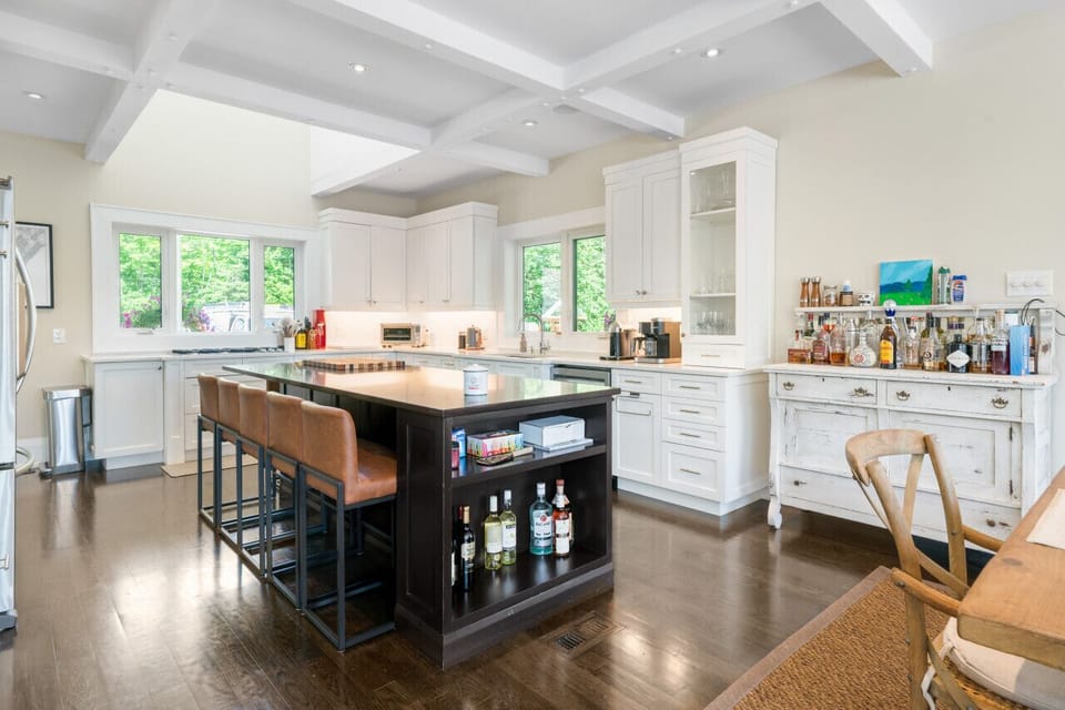 Kitchen w/ large centre island