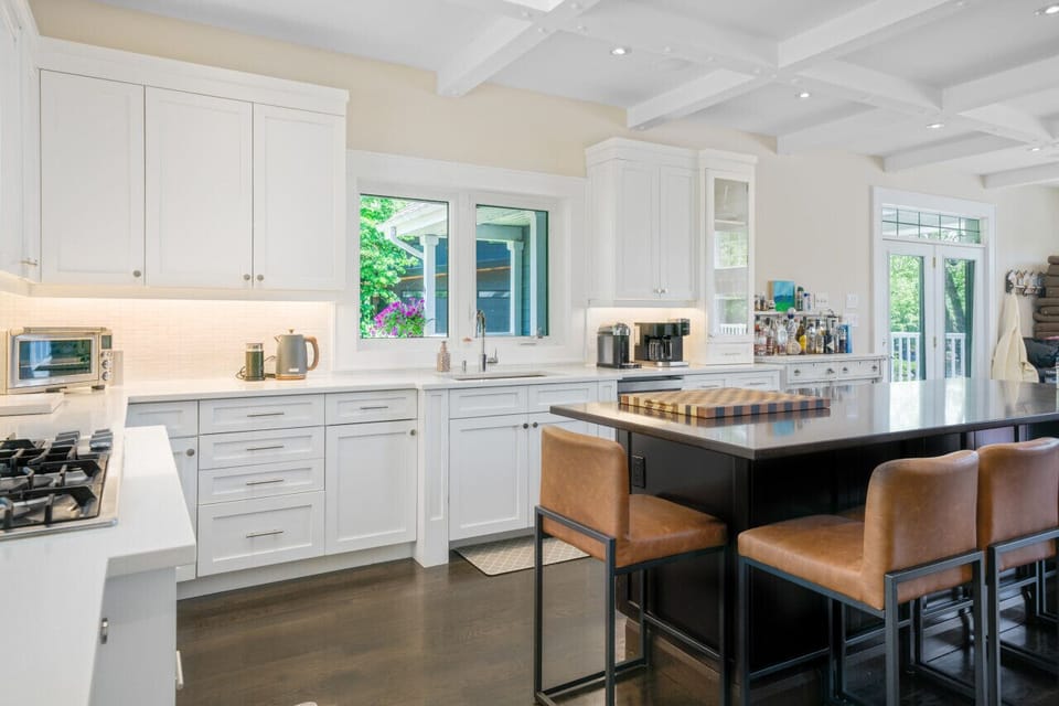 Kitchen w/ large centre island