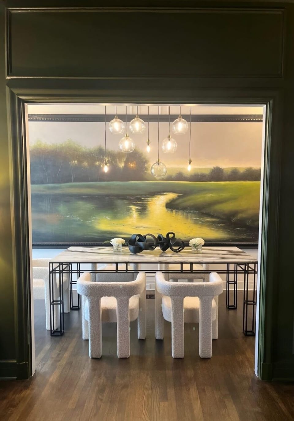 Private conference-style room with designer décor and ample seating—perfect for team sessions or quiet productivity.