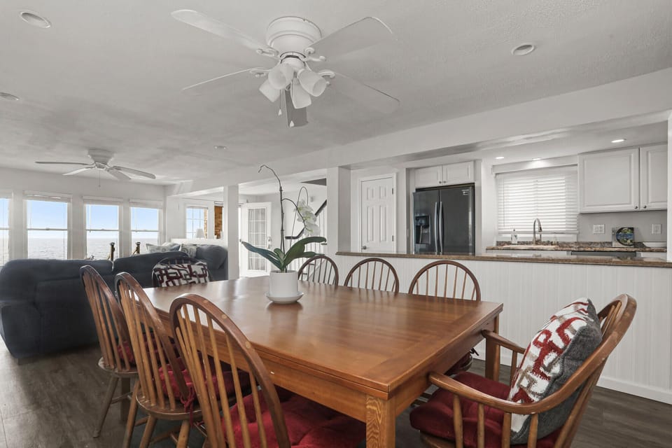 dining table , with 2 leaf extension for large gatherings