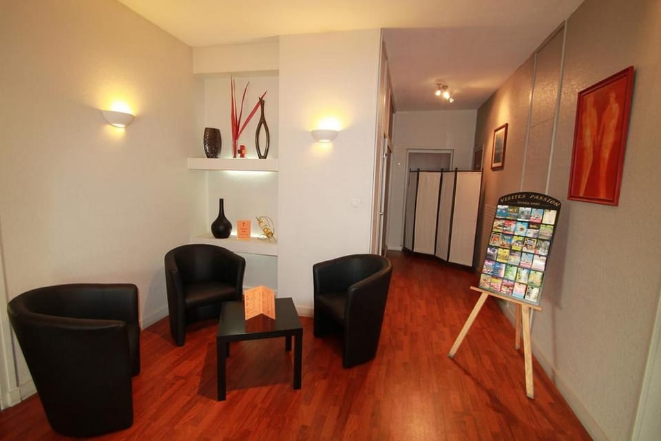 The welcoming lobby provides a lounge area for guests to relax.