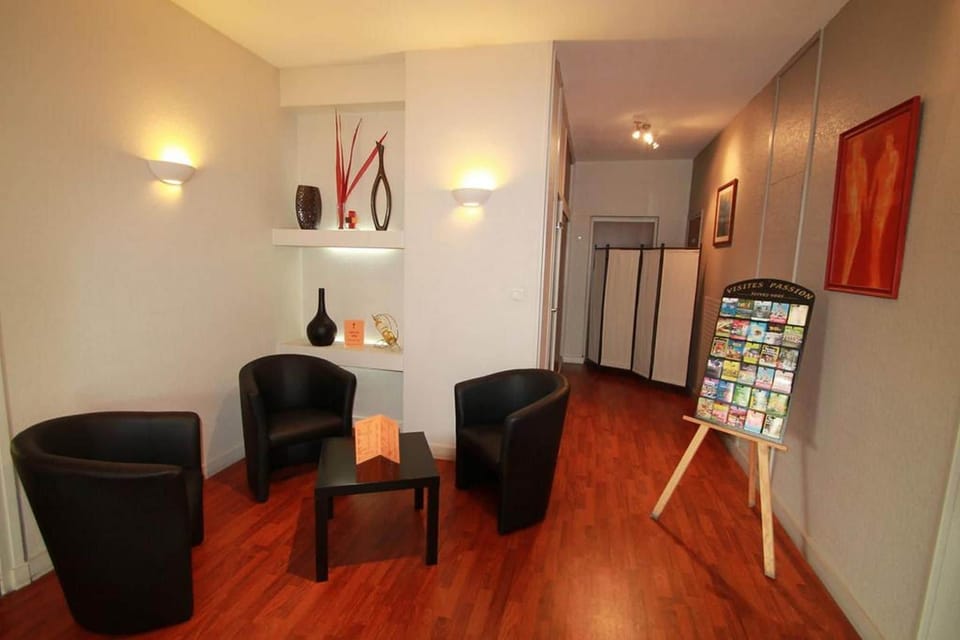 The welcoming lobby provides a lounge area for guests to relax.