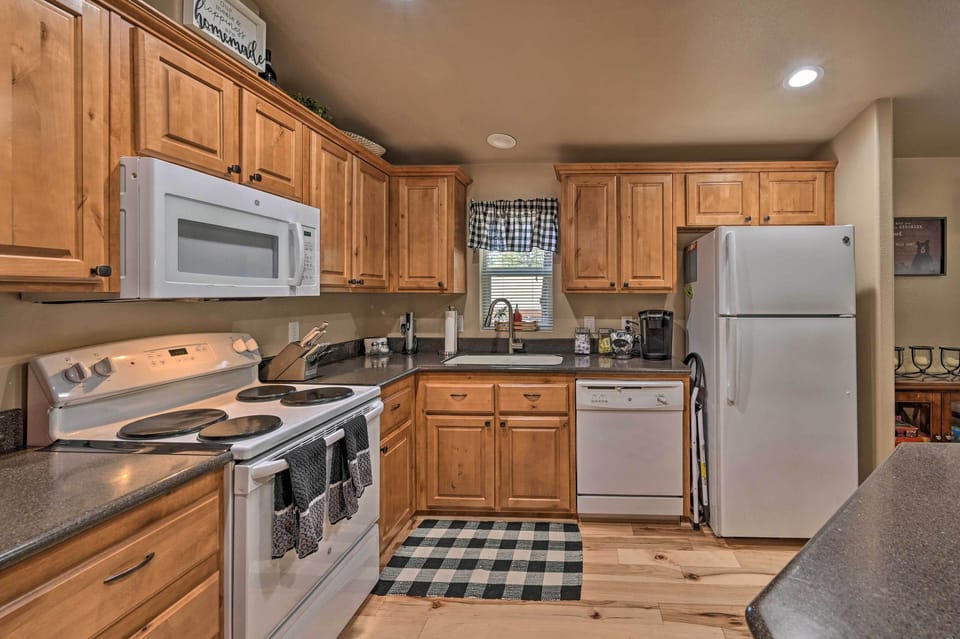 Kitchen | Fully Equipped | Coffee Maker | Crockpot | Cooking Basics