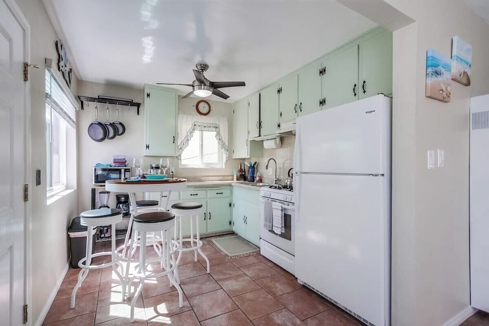 Fully equipped kitchen with ceiling fan and bar top table for 4 guests