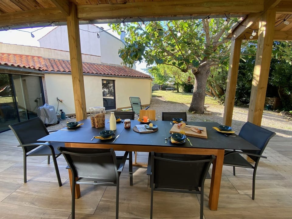 500m2 de jardin ombragé + salon de jardin, barbecue, ping pong, 4 vélos à dispo