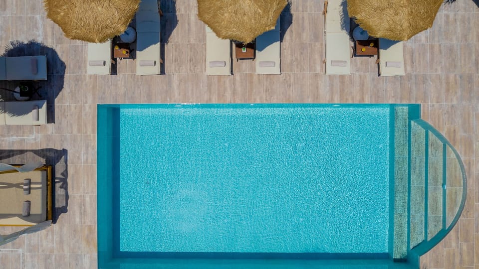 Pool immaculate design. 