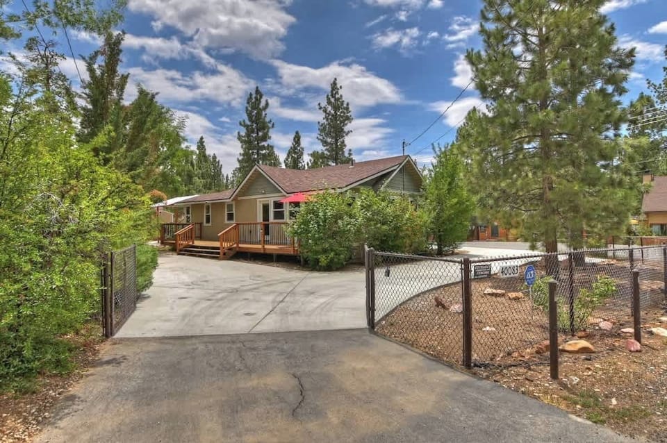 uphill look in to the main drive way