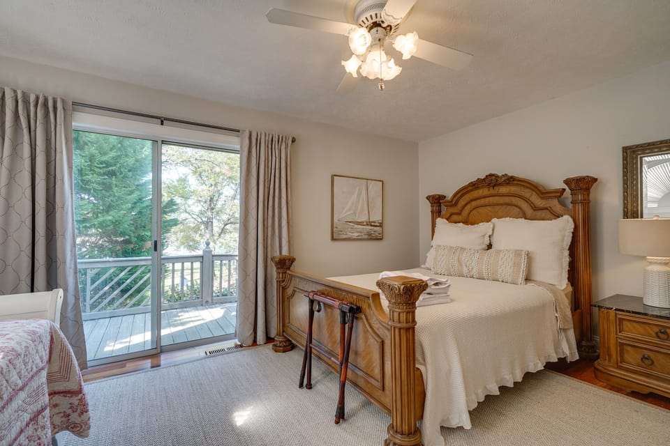 Guest bedroom with 1/2 bath, 1 full bed and 1 twin bed, balcony to backyard