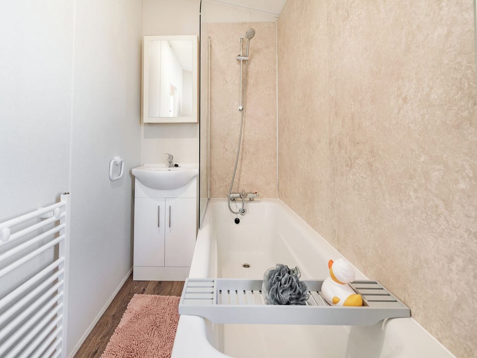 Bathroom | Red Wood Lodge - Lady Edith&rsquo;s Duo, Scarborough