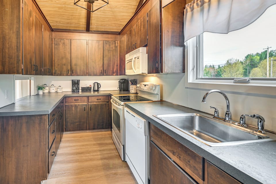 Kitchen | Cooking Basics | Coffee Maker | Paper Towels/Trash Bags Provided