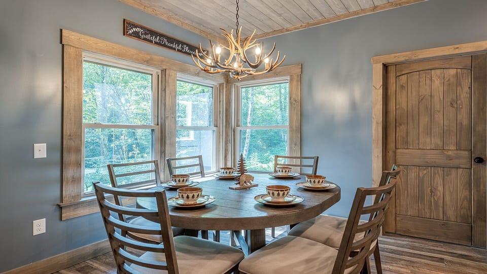 Dining room. Seating for 6.