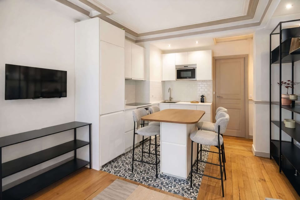 Dining area and kitchen overview