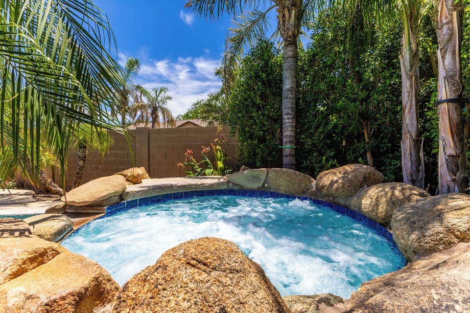 Newly remodeled Beautiful Large Hot Tub with powerful jets
