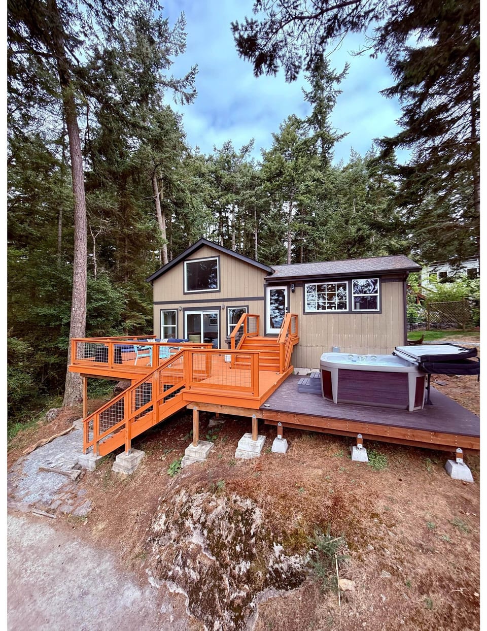 Expansive deck, private hot tub, incredible views. Close to it all. 