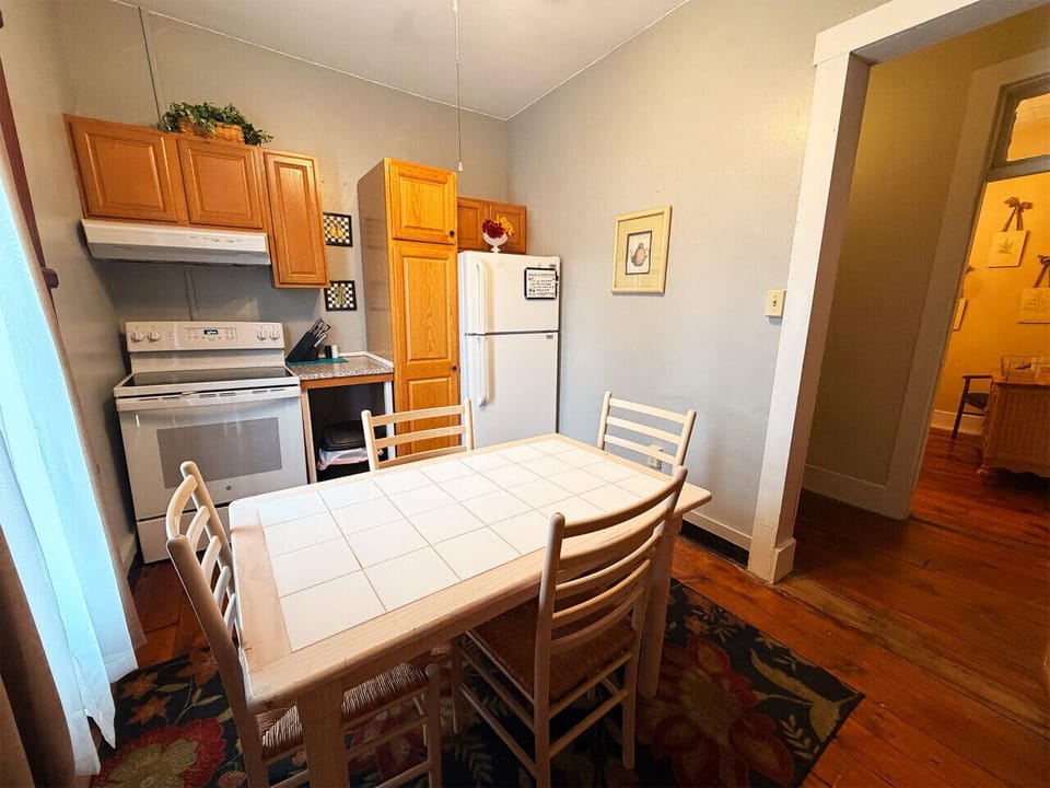 Kitchen & dining area