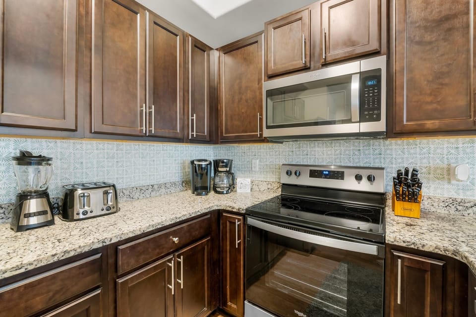 Full equipped, stainless steel kitchen with water and ice fridge 