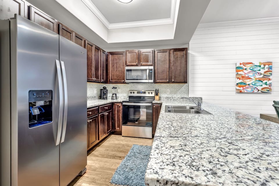 Full equipped, stainless steel kitchen with water and ice fridge 