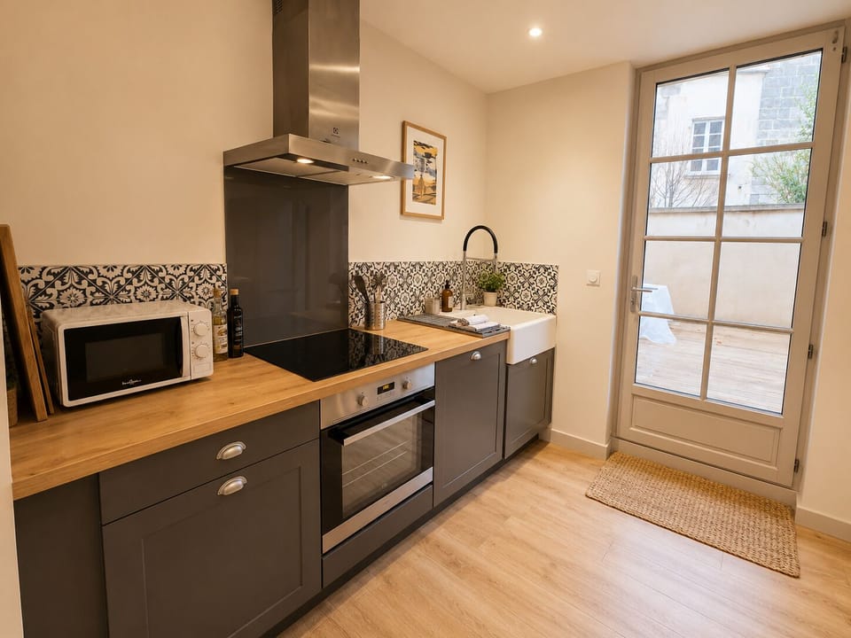 Fitted kitchen with access to the terrace